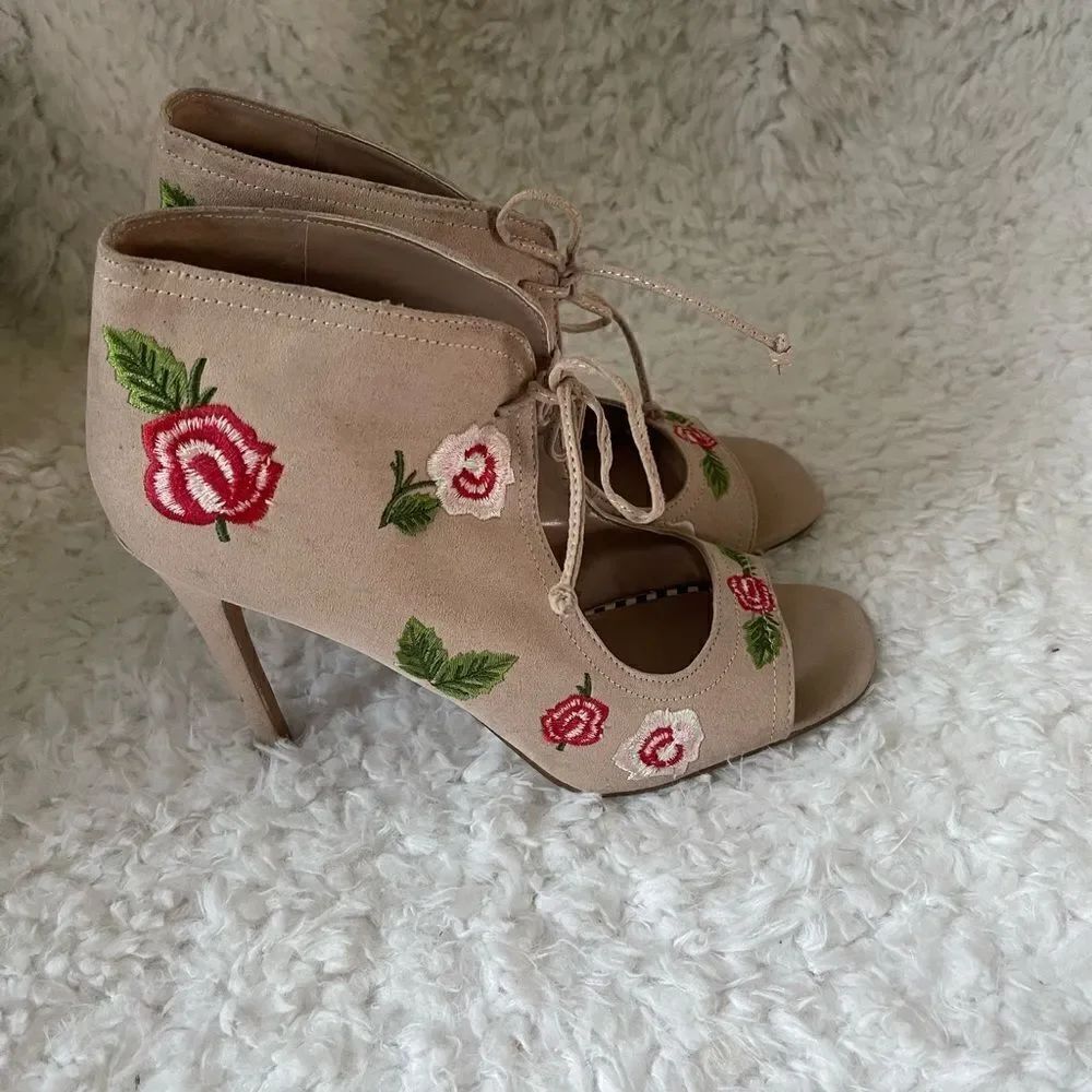 Betsey Johnson Light pink faux suede ankle lace up Sandals roses embroidery SZ10
